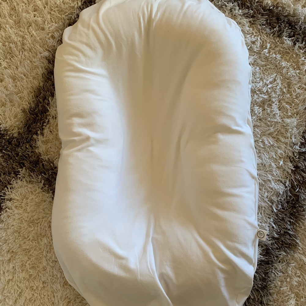Snuggle Me Organic lounger with cream cover